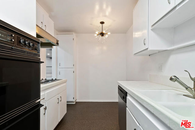 927 N Kings Road, West Hollywood CA: https://media.crmls.org/mediaz/5bf565c5-e052-4d13-9a13-4f9f7e415721.jpg