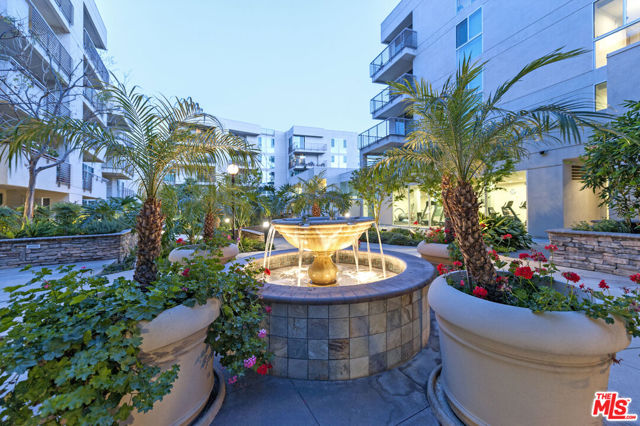 267 S San Pedro Street, Los Angeles CA: https://media.crmls.org/mediaz/5bf5ce18-bb47-400f-a0a2-70ff87bda71d.jpg