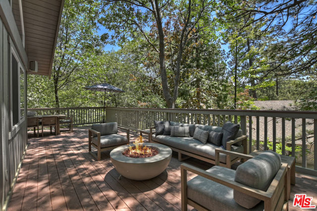 28805 North Shore Road, Lake Arrowhead CA: https://media.crmls.org/mediaz/5bf6da49-ae86-44ab-91f2-3649269a0946.jpg