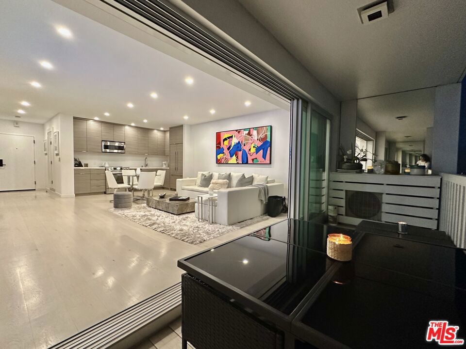 999 N Doheny Drive #812