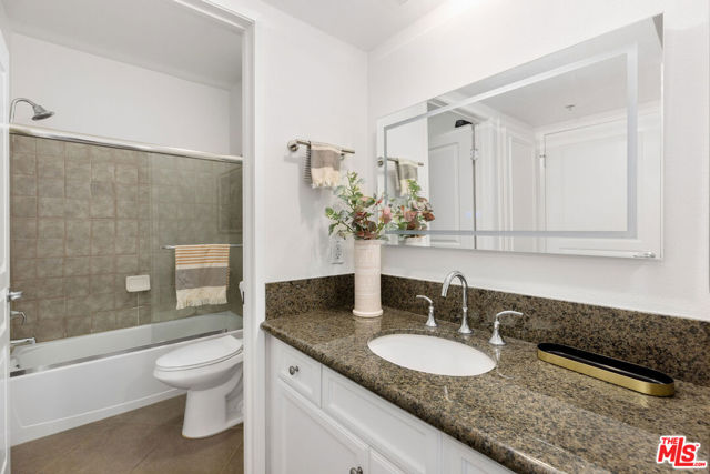 7320 Hawthorn Avenue, Los Angeles CA: https://media.crmls.org/mediaz/5bf7352e-a21f-449d-9e86-92789ac48506.jpg