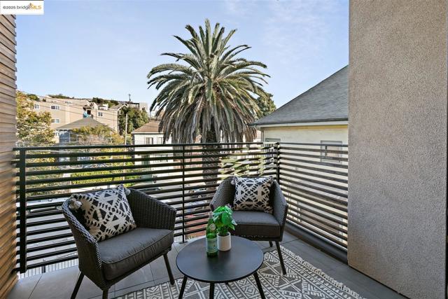 3317 Harrison St, Oakland CA: https://media.crmls.org/mediaz/5bf742a9-0453-4c4e-8d07-74dffc51af7f.jpg