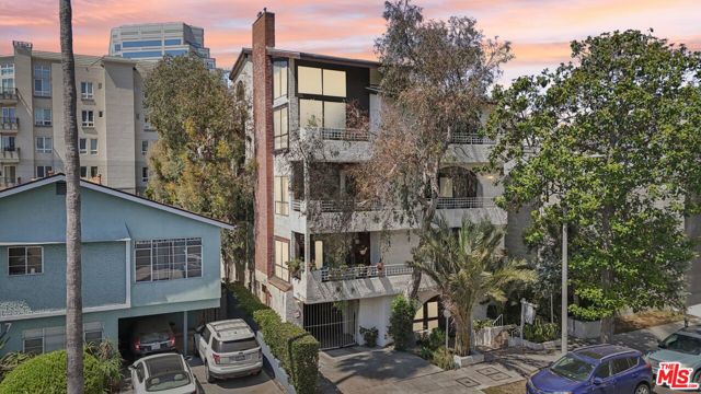 1209 Amherst Avenue, Los Angeles CA: https://media.crmls.org/mediaz/5bf74c78-2ad6-476b-9df6-081c8e962899.jpg