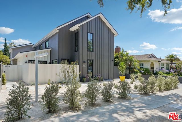 4034 Coolidge Avenue, Culver City CA: https://media.crmls.org/mediaz/5bf837e2-fd05-488a-a745-3da22e6db6c8.jpg