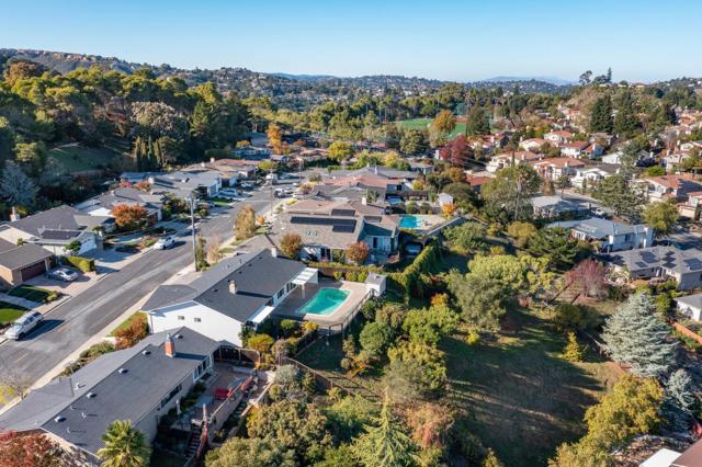 1033 Hewitt Drive, San Carlos CA: https://media.crmls.org/mediaz/5bf8b5ba-a620-4d56-a5c8-7d4d9fe38ad9.jpg