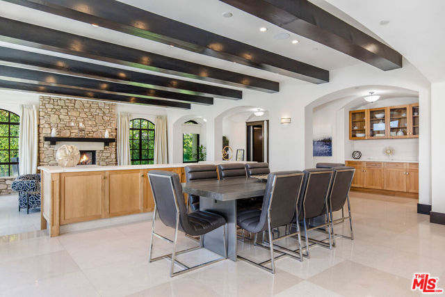 2175 Summitridge Drive, Beverly Hills CA: https://media.crmls.org/mediaz/5bf9237a-ec4f-4f47-94ea-f494f54e0801.jpg
