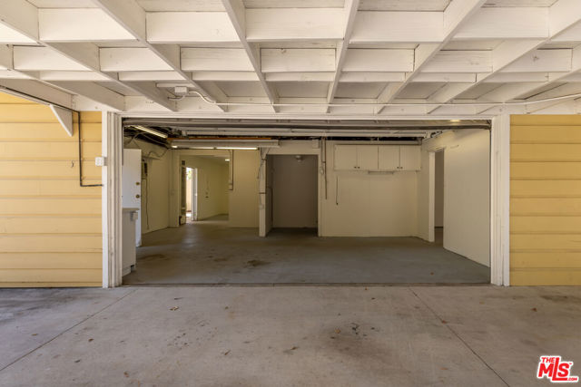 7225 Forbes Avenue, Lake Balboa CA: https://media.crmls.org/mediaz/5bf9511e-dbef-4daa-a955-faa980a72856.jpg