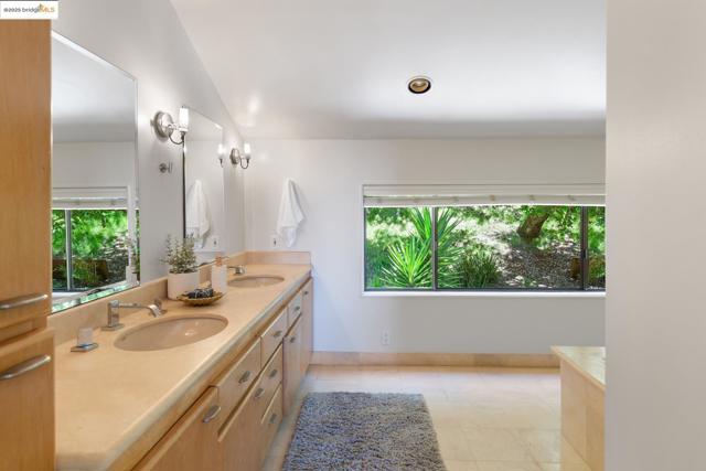 6766 Armour Dr, Oakland CA: https://media.crmls.org/mediaz/5bfa674a-8677-43cf-826a-4ce8301ed5e6.jpg