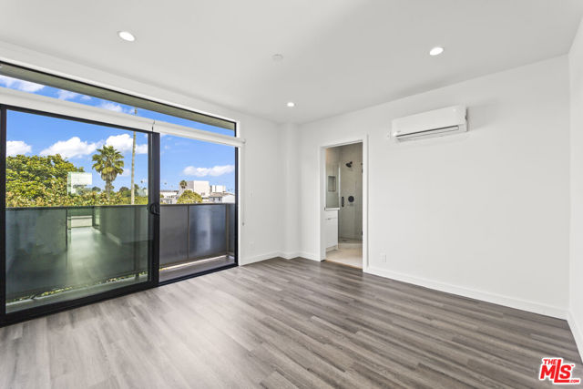1254 9th Street, Santa Monica CA: https://media.crmls.org/mediaz/5bfab938-2c78-4141-a00d-870b8ed4783a.jpg