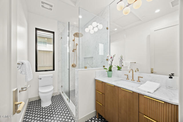 4828 Oakwood Avenue, La Canada Flintridge CA: https://media.crmls.org/mediaz/5bfb4241-39fe-45e7-833d-0f0fda3198e6.jpg