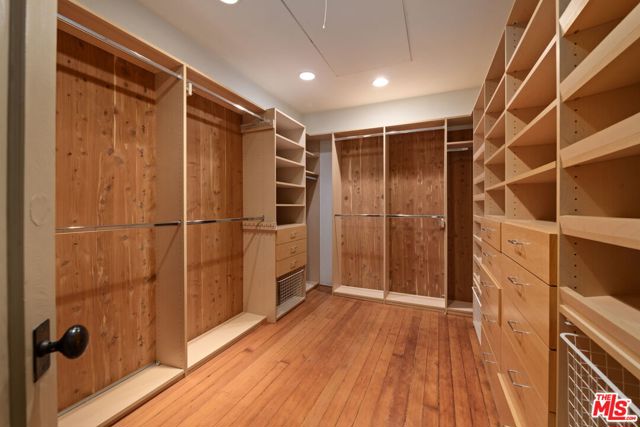 21 Park Avenue, Venice CA: https://media.crmls.org/mediaz/5bfb53b0-4615-495b-bedb-6348053b7f8b.jpg