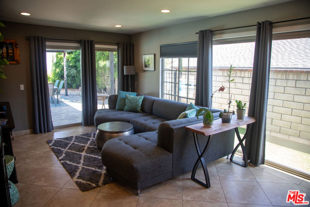 12818 Neon Way, Granada Hills CA: https://media.crmls.org/mediaz/5bfbc7fe-3c13-47e7-be4f-ec153e5d5b47.jpg