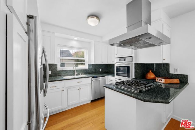1225 Washington Avenue, Santa Monica CA: https://media.crmls.org/mediaz/5bfccad6-1d3d-4897-8c4f-838dd10c2e9f.jpg