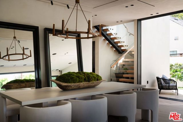13221 Hesby Street, Sherman Oaks CA: https://media.crmls.org/mediaz/5bfd0945-c807-48d8-83ff-f2571097fe90.jpg