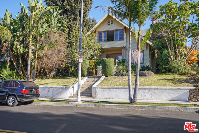 656 Parkman Avenue, Los Angeles CA: https://media.crmls.org/mediaz/5bfe022d-3ad3-4f5d-95d5-144b04513847.jpg