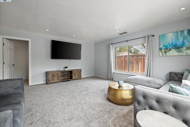 2889 Biddleford Drive, San Ramon CA: https://media.crmls.org/mediaz/5bfec7e8-c386-47fe-bf2b-c3a6231e449e.jpg