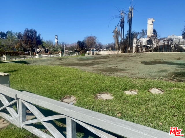 14827 Pampas Ricas Boulevard, Pacific Palisades CA: https://media.crmls.org/mediaz/5c028975-c24f-40f9-8bed-a3cf82924cb2.jpg