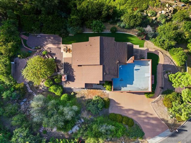 1586 Kimberly Woods Dr, El Cajon CA: https://media.crmls.org/mediaz/5c0293db-afaa-46dd-b6e9-c4bd7a124c63.jpg