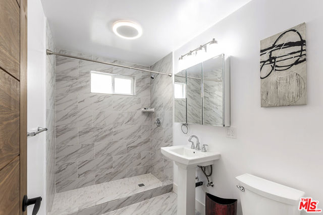 453 S Wilton Place, Los Angeles CA: https://media.crmls.org/mediaz/5c031978-2123-4dd4-abbd-9f9db3b29846.jpg