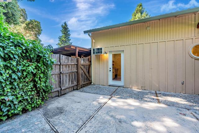 3950 Pinole Valley Rd, Pinole CA: https://media.crmls.org/mediaz/5c0321d7-8b89-4dac-bcce-80b58119933f.jpg