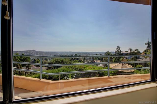 9918 Heavenly Way, La Mesa CA: https://media.crmls.org/mediaz/5c03db3d-b3a4-4b49-b3ce-006e9d0f3d23.jpg