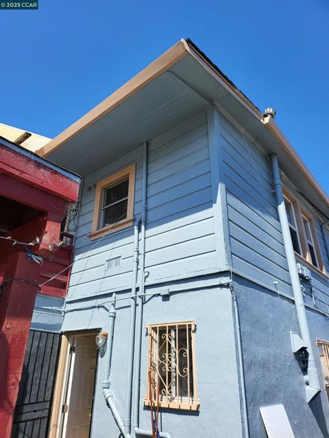 400 South St, Richmond CA: https://media.crmls.org/mediaz/5c03ea5e-7bbb-41a2-a684-b044805ea530.jpg