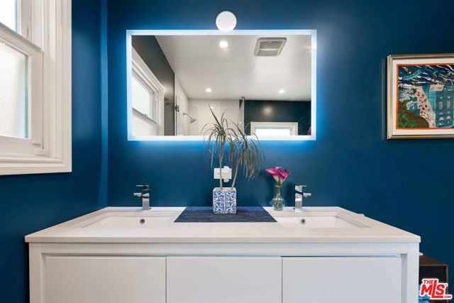 3217 Bennett Drive, Los Angeles CA: https://media.crmls.org/mediaz/5c03f111-ed56-40bd-b709-6682425444bb.jpg