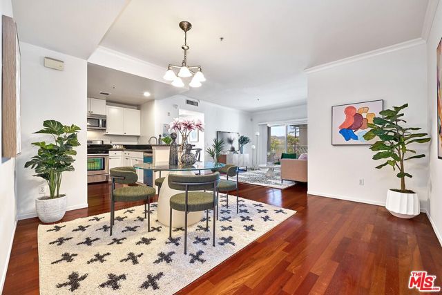 906 S Serrano Avenue, Los Angeles CA: https://media.crmls.org/mediaz/5c040ce8-dec7-40c8-b011-826435bf9a6d.jpg