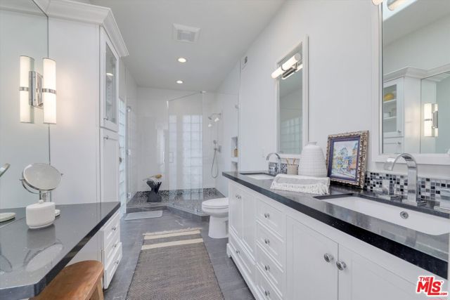 833 17th Street, Santa Monica CA: https://media.crmls.org/mediaz/5c043346-fce3-4150-bbf9-71e2b6861c84.jpg