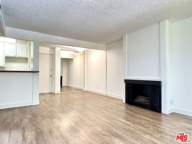 15425 Sherman Way, Van Nuys CA: https://media.crmls.org/mediaz/5c04c64c-5ad2-456e-8a93-e0ea83a81177.jpg