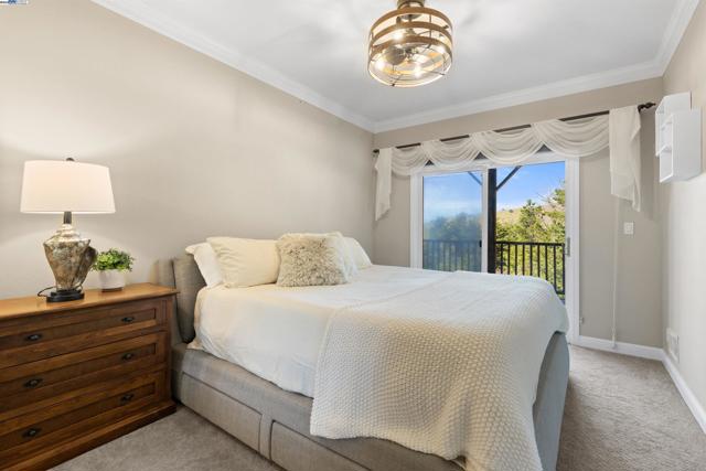 674 Corona Dr, Pacifica CA: https://media.crmls.org/mediaz/5c04c8b4-0b9d-43b2-8f67-b96785842377.jpg