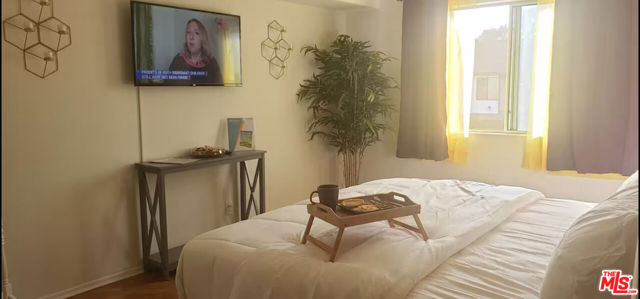 15455 Sherman Way, Van Nuys CA: https://media.crmls.org/mediaz/5c04e6c7-daf3-4856-864e-321cf57b084c.jpg