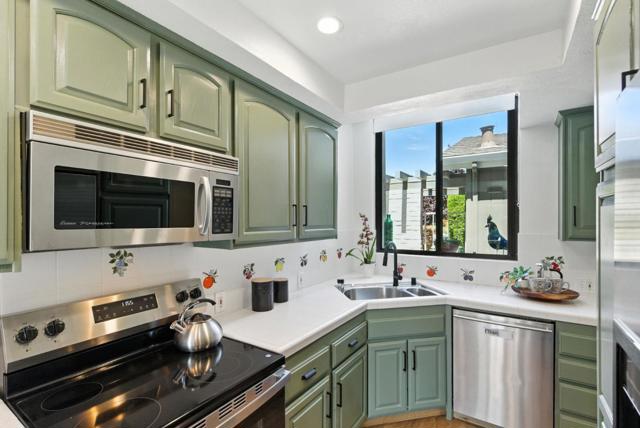 588 Marlin Court, Redwood City CA: https://media.crmls.org/mediaz/5c052bfc-d6cb-4a2d-a0f2-03ed91cfb918.jpg
