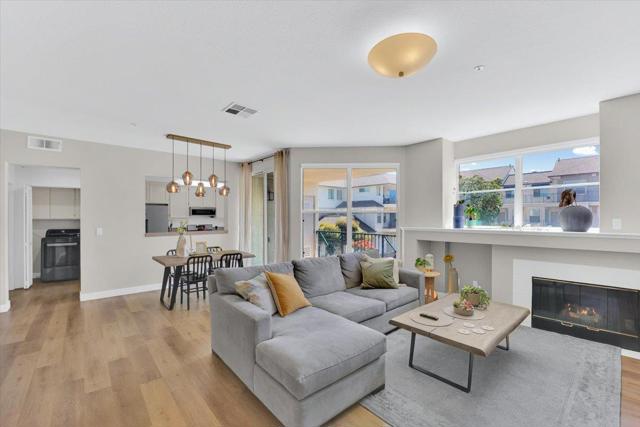 401 Baltic Circle,  CA: https://media.crmls.org/mediaz/5c072bf2-9497-4b02-9a9d-fe6f415bd00c.jpg