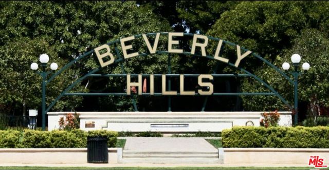 439 N Doheny Drive, Beverly Hills CA: https://media.crmls.org/mediaz/5c082b0d-f859-416f-b84c-60142e9922fa.jpg
