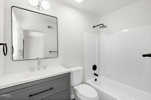 Detail Gallery Image 11 of 13 For 11940 Weddington St #19,  Valley Village,  CA 91607 - 2 Beds | 2/1 Baths