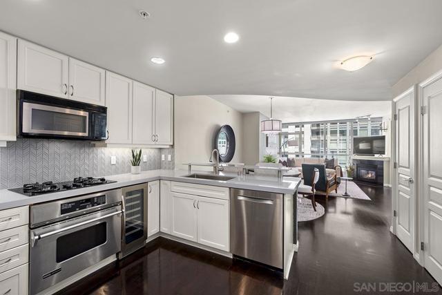 555 Front St, San Diego CA: https://media.crmls.org/mediaz/5c0901ba-5adc-497a-a4fb-d7d3fba00a67.jpg