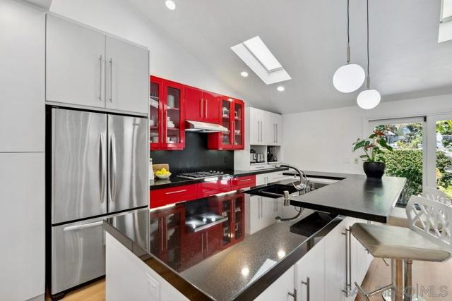 7645 Caminito Coromandel, La Jolla CA: https://media.crmls.org/mediaz/5c098ee0-f878-405c-829d-3043ead256e2.jpg