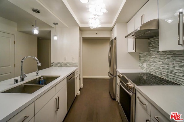 600 W 9Th Street, Los Angeles CA: https://media.crmls.org/mediaz/5c0a0a27-22f2-40ec-ad9d-e22a9607e6a0.jpg