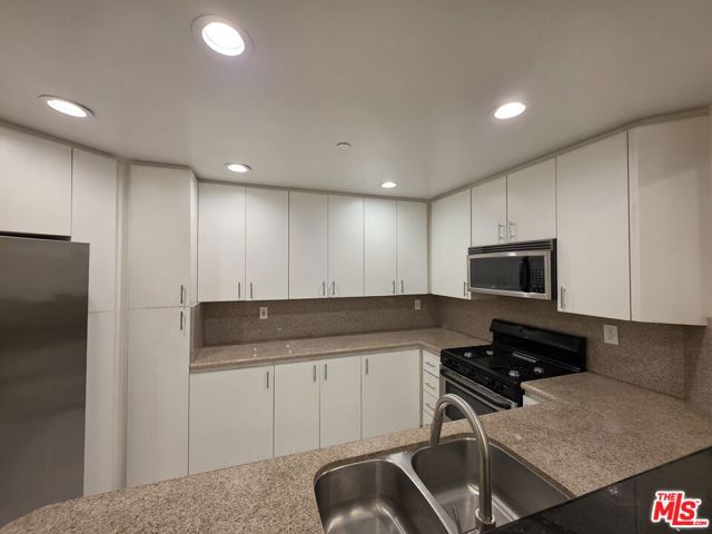 12000 Goshen Avenue, Los Angeles CA: https://media.crmls.org/mediaz/5c0a5bf7-713b-4d71-829b-01ec82d13ced.jpg
