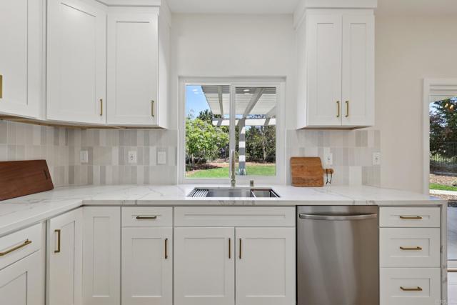 5471 Papagallo Drive, Oceanside CA: https://media.crmls.org/mediaz/5c0b0a64-0874-4ad8-bcdc-2f8b6e99ec37.jpg
