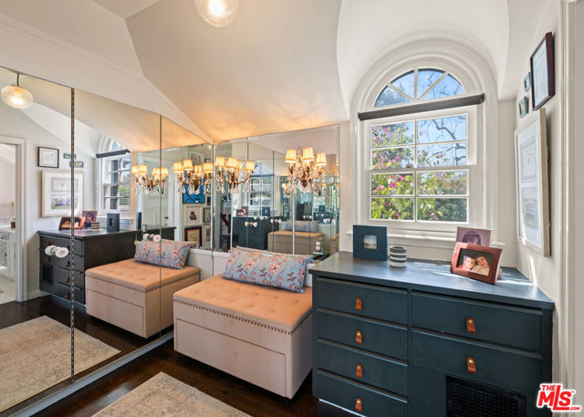 850 Birchwood Drive, Los Angeles CA: https://media.crmls.org/mediaz/5c0b9672-6057-4339-8a5b-703eca8a5cdf.jpg