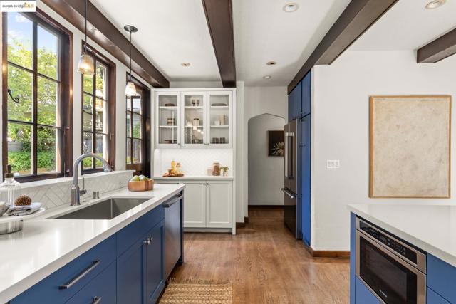 5815 Morpeth St, Oakland CA: https://media.crmls.org/mediaz/5c0bbfe4-8ef3-4f99-9cfb-c73adc389e7d.jpg