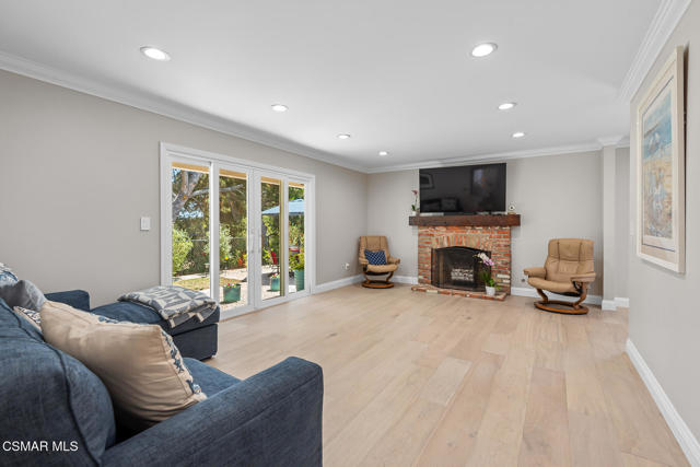364 Longwood Court, Thousand Oaks CA: https://media.crmls.org/mediaz/5c0bf8f9-3bb6-4bfd-b197-2dc0c0cd761c.jpg