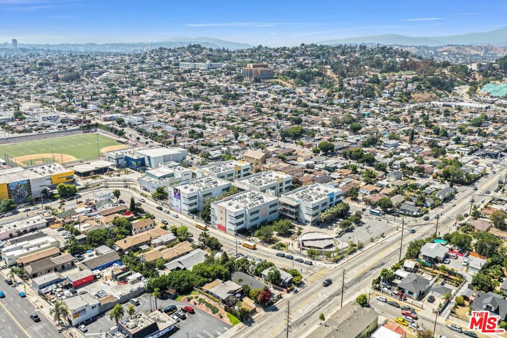 https://media.crmls.org/mediaz/5c0d2059-cf0c-4f7f-a659-3528ff0a040c.jpg?preset=X-Large