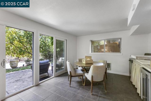 5 Kayser Ct, Walnut Creek CA: https://media.crmls.org/mediaz/5c0dfd61-0f80-4f4c-8f0e-55fd4e8c0623.jpg