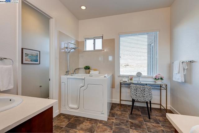 1440 Riva Trigoso Dr, Manteca CA: https://media.crmls.org/mediaz/5c0fb7a9-13e8-44f9-80b9-ee6a679c72c5.jpg