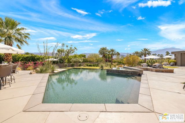 4 Paradise Cove Court, Rancho Mirage CA: https://media.crmls.org/mediaz/5c0fd6e8-c8c9-4a6f-93d4-57ae8ad3fa8c.jpg
