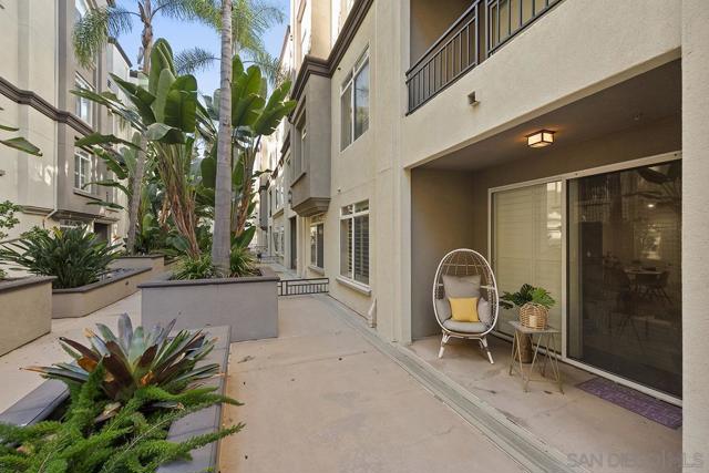 4165 Executive Dr, La Jolla CA: https://media.crmls.org/mediaz/5c1037e2-2a23-497e-b0d0-6a1db6320d4a.jpg
