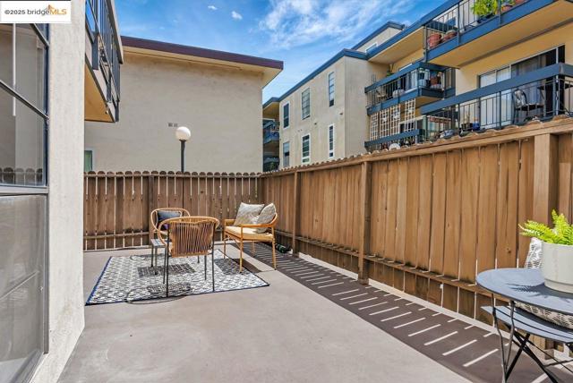 500 Vernon St, Oakland CA: https://media.crmls.org/mediaz/5c105202-e5f9-4f3d-956d-9298fb3ca4b4.jpg